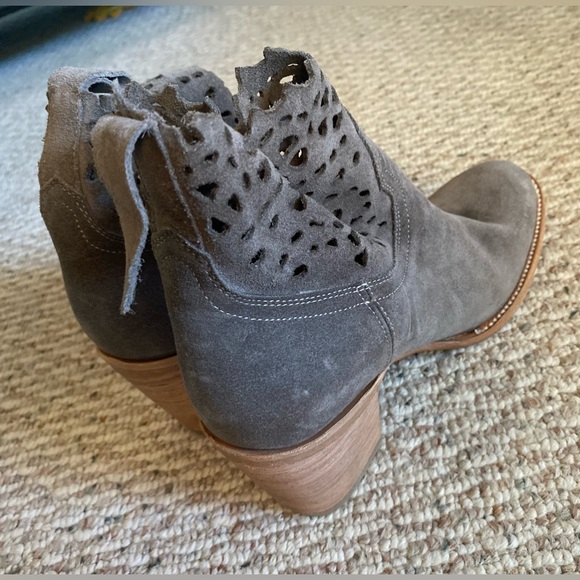 FRYE Women’s Victoria Cut Short Elephant Soft Oiled Suede Boots, size 8.5 - Picture 5 of 16